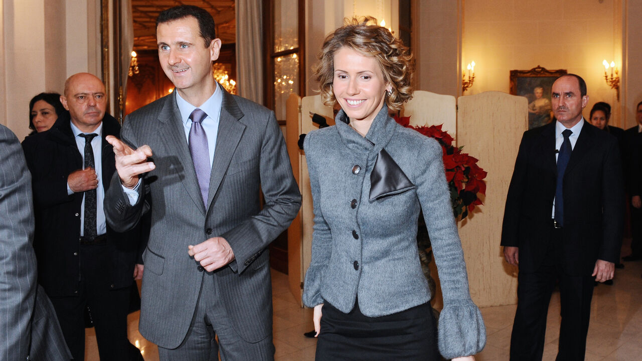 925409334 Syrian President Bashar al-Assad (foregorund L), his wife Asma visit the exhibition dedicated to French painter Claude Monet at the Grand Palais on December 11, 2010 in Paris at the end of their official visit in France. AFP PHOTO MIGUEL MEDINA / AFP PHOTO / Miguel MEDINA (Photo credit should read MIGUEL MEDINA/AFP via Getty Images)