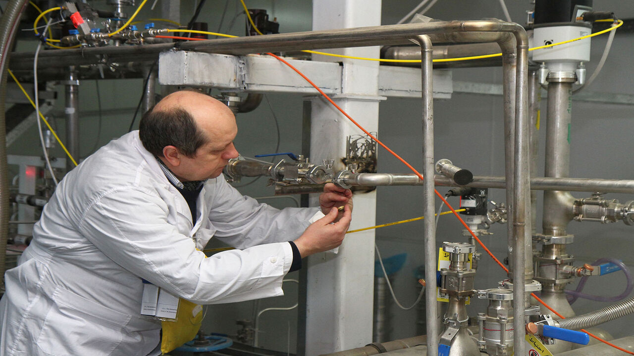 464050407 An unidentified International Atomic Energy Agency (IAEA) inspector disconnects the connections between the twin cascades for 20 percent uranium production at nuclear research centre of Natanz, some 300 kilometres south of Tehran on January, 20, 2014 as Iran halted production of 20 percent enriched uranium, marking the coming into force of an interim deal with world powers on its disputed nuclear programme. AFP PHOTO/IRNA/KAZEM GHANE (Photo by KAZEM GHANE / IRNA / AFP) (Photo by KAZEM GHANE/IRNA/AFP via Get