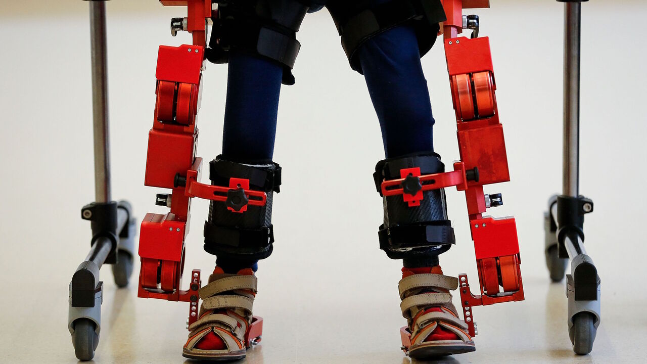 881641076 Jens, a 5 years-old boy diagnosed with spinal muscular atrophy (SMA), walks with a new Marsi Bionics exoskeleton designed for children at Sant Joan de Deu Hospital in Barcelona on November 29, 2017. / AFP PHOTO / PAU BARRENA (Photo credit should read PAU BARRENA/AFP via Getty Images)