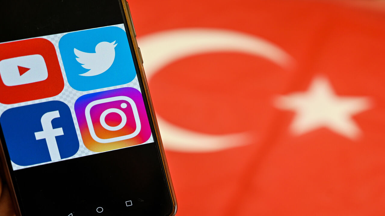 1228815457 In this picture taken on September 30, 2020 shows logos of social networking websites displayed on a mobile phone's screen in Istanbul. - Turkey on Thursday starts life under a new social media law that threatens to erase the local presence of Facebook and Twitter should they fail to take down contentious posts.The new legislation was pushed through by President Recep Tayyip Erdogan's ruling AKP party and follows the government's crackdown on opposition newspapers and television channels. (Photo by Ozan KOS