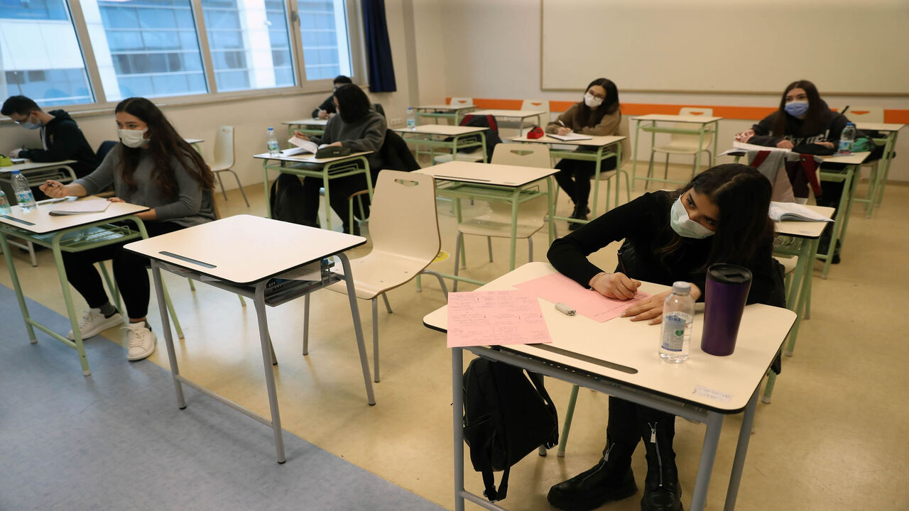 1231185173 Students wearing protective face masks attend a lesson at a private school in Ankara, on February 15, 2021, amid the crisis linked with the Covid-19 pandemic. (Photo by Adem ALTAN / AFP) (Photo by ADEM ALTAN/AFP via Getty Images)