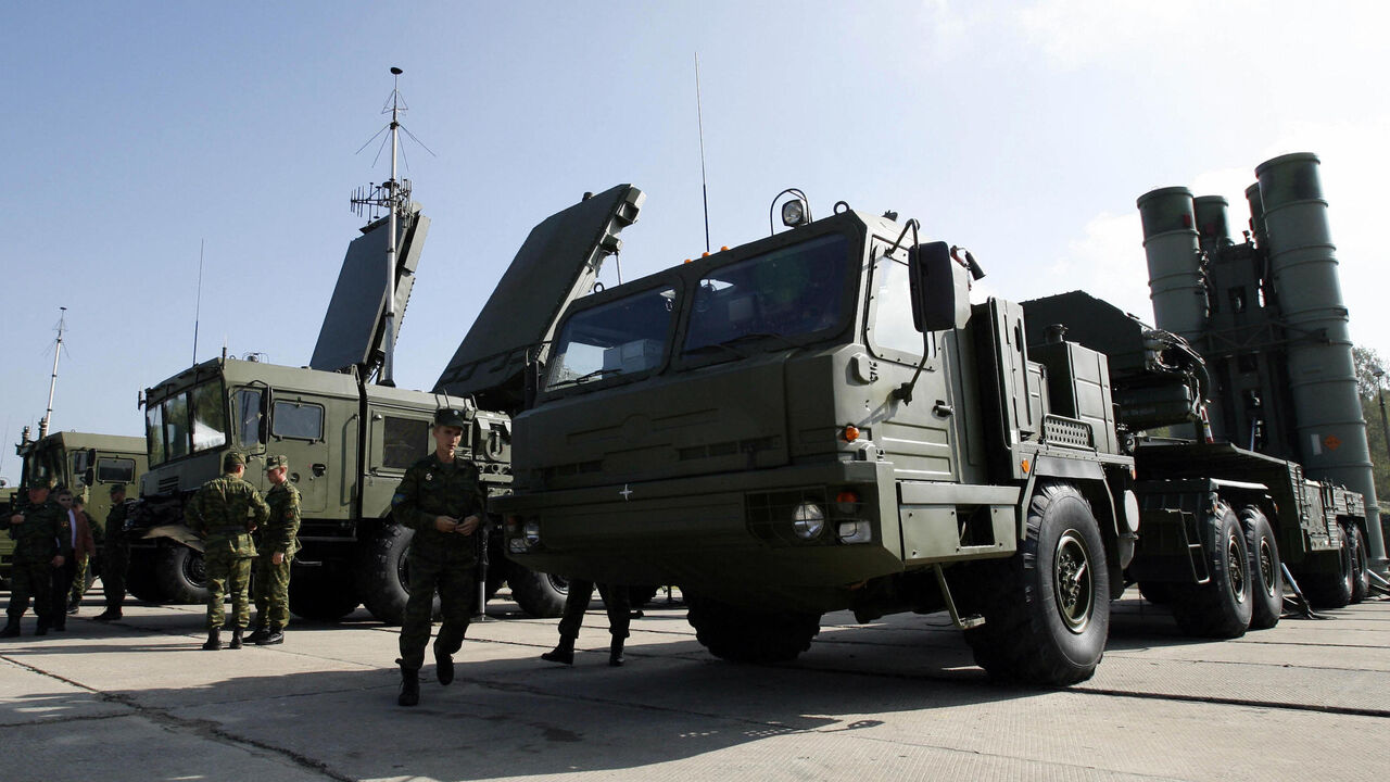 75981407 Russian soldiers examine the S-400 Triumph rocket systems in Elektrostal, 06 August 2007. Russia's long-delayed Triumph anti-aircraft missile system was activated around Moscow today in an upgrade of the capital's air defences, Russian military officials said. In mid-July Russia successfully tested the long-delayed S-400 missiles, also known by their NATO designation SA-21 Growler. The director of the Almaz plant that designed the rockets, Igor Ashurbeily, told the Interfax news agency that the company expe