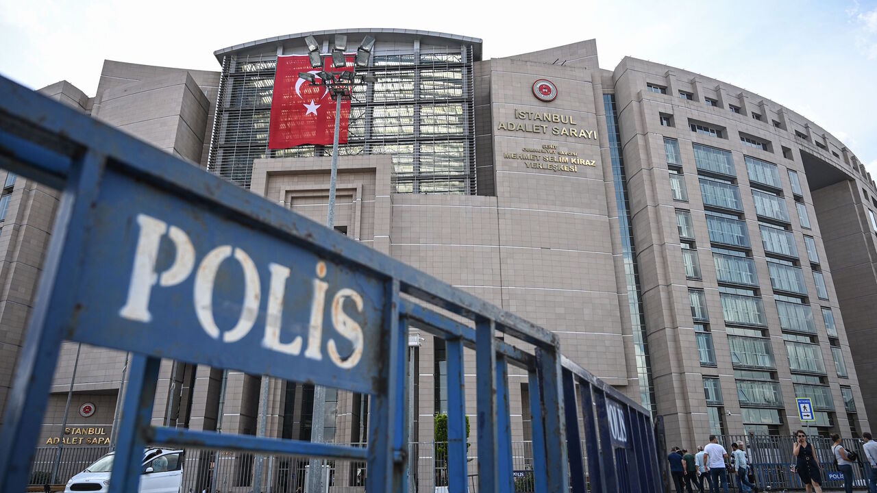 1156013644 Istanbul's courthouse is surrounded by police fences during the trial of Erol Onderoglu, the representative of Reporters Without Borders, on July 17, 2019. - Erol Onderoglu, the representative of Reporters Without Borders (RWB) in Turkey, and two other Turkish journalists are prosecuted for supporting pro-Kurdish newspaper "Ozgur Gundem". They risk up to 14,5 years in prison. (Photo by Ozan KOSE / AFP) (Photo by OZAN KOSE/AFP via Getty Images)