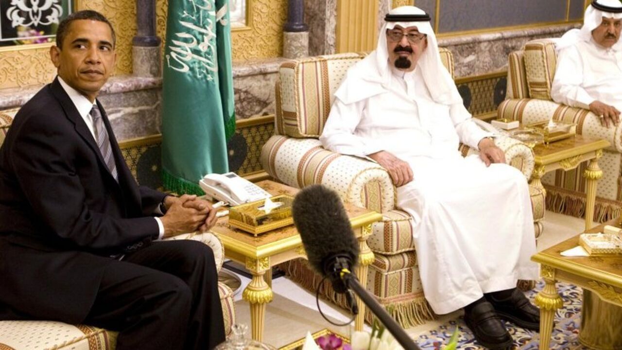 Obama and King Abdullah meet during their meeting at the king's farm outside Riyadh U.S. President Barack Obama (L) and Saudi Arabia's King Abdullah (C) meet during their meeting at the king's farm outside Riyadh June 3, 2009. REUTERS/Larry Downing (SAUDI ARABIA POLITICS ROYALS) - RTR248CQ