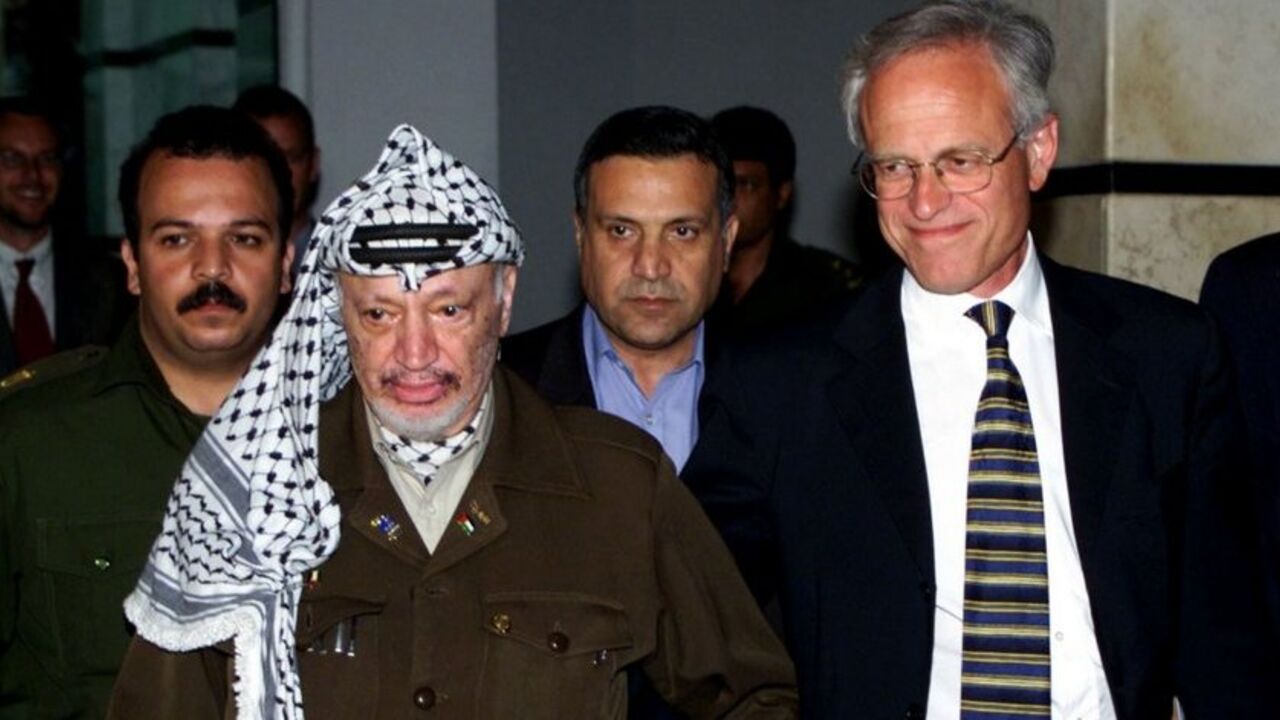 U.S. AMBASSADOR TO ISRAEL WITH PALESTINIAN PRESIDENT YASSER ARAFAT. Palestinian President Yasser Arafat (L) walks out with U.S. ambassador to Israel Martin S. Indyk after their meeting at Arafat's office in Gaza Strip May 31. Indyk visited Gaza to discuss the last developments in the peace process in the Mideast.
AJ/ME - RTR4UKY