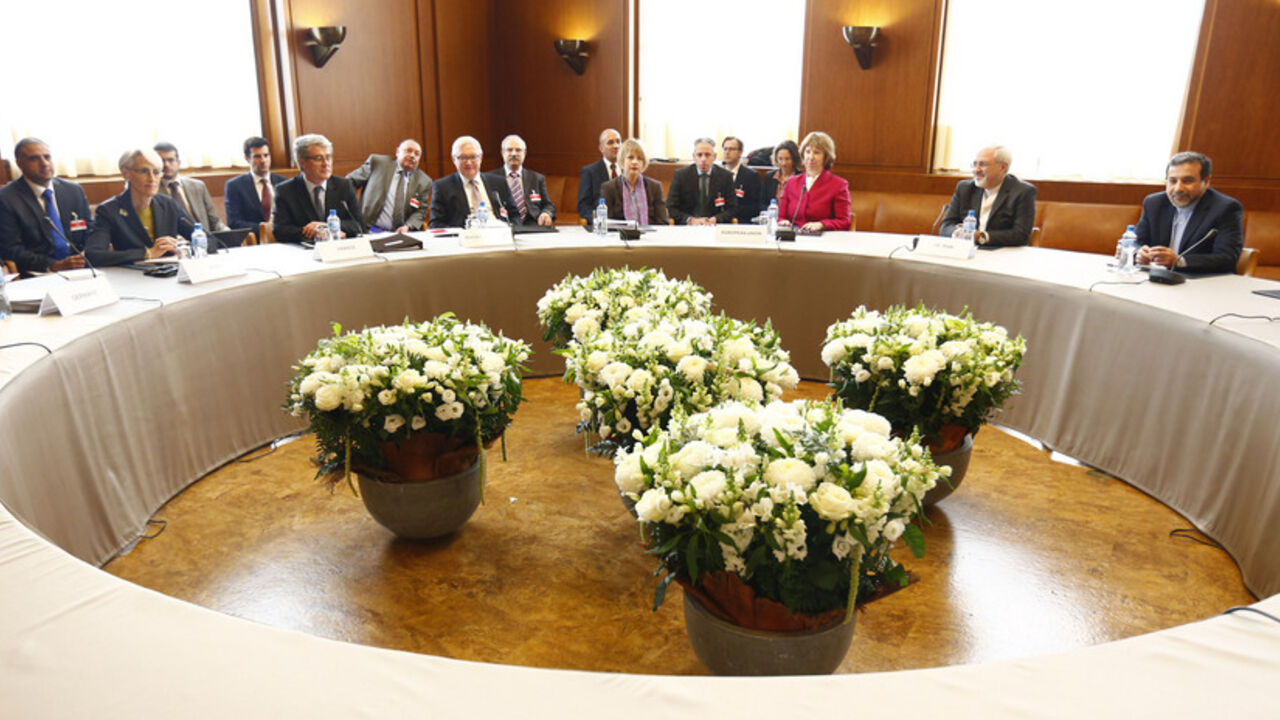 European Union foreign policy chief Catherine Ashton (3R) poses with Iranian Foreign Minister Mohammad Javad Zarif  (2R) and U.S. Under Secretary of State for Political Affairs Wendy Sherman (2L) during a photo opportunity at the start of two days of closed-door nuclear talks at the United Nations European headquarters in Geneva November 7, 2013.  REUTERS/Denis Balibouse (SWITZERLAND - Tags: POLITICS) - RTX153PI