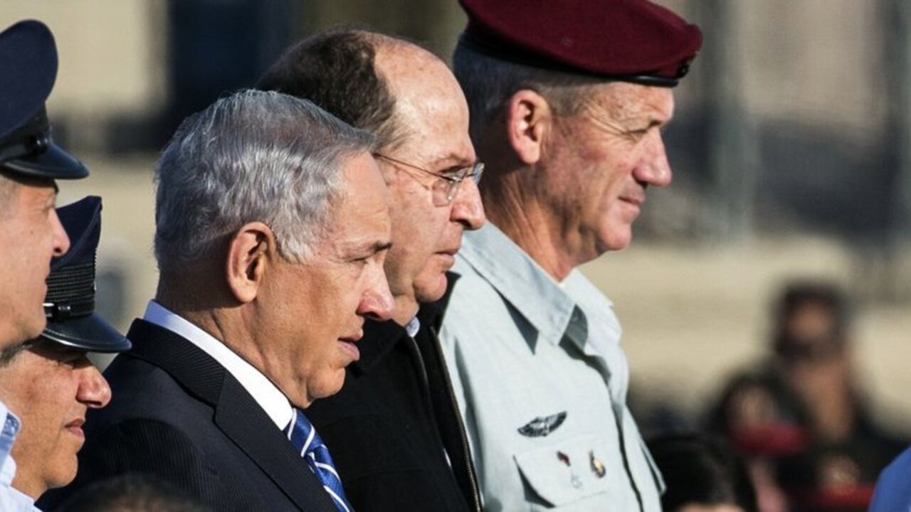 Israeli PM Netanyahu stands next to Defence Minister Ya'alon and Chief of the General Staff Lt. Gen Gantz during an air force pilots' graduation ceremony in southern Israel Israeli Prime Minister Benjamin Netanyahu (C) stands next to Defence Minister Moshe Ya'alon (2nd R) and Chief of the General Staff Lieutenant General Benny Gantz (R) during an air force pilots' graduation ceremony at Hatzerim air base in southern Israel December 26, 2013. REUTERS/Nir Elias (ISRAEL - Tags: MILITARY POLITICS) - RTX16UGX