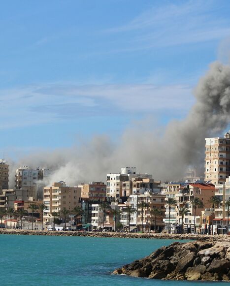Smoke rises from the site of an Israeli airstrike that targeted the eastern outskirts of the southern Lebanese coastal city of Tyre on March 24, 2026. Lebanon was pulled into the Middle East war when Iran-backed Hezbollah began firing rockets into Israel on March 2 to avenge the killing of Iran's supreme leader Ayatollah Ali Khamenei. Israel has since launched strikes across Lebanon, killing at least 1,039 people and displacing more than a million others, and sent ground troops into the country's south. (Ph