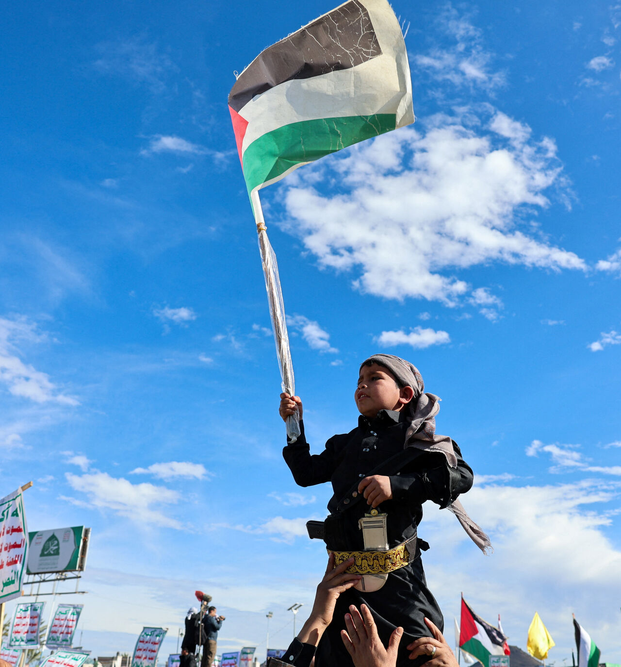 A child holds a Palestinian flag, as Houthi supporters demonstrate in solidarity with Iran, as the U.S.-Israeli conflict with Iran continues, in Sanaa, Yemen, March 27, 2026. REUTERS/Khaled Abdullah