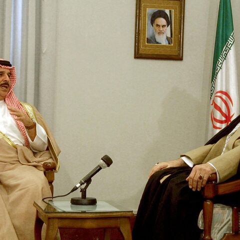 Iran's supreme leader, Ayatollah Ali Khamenei (R), meets with Bahraini king Hamad bin Issa al-Khalifa (L) August 18, 2002 at Tehran. 