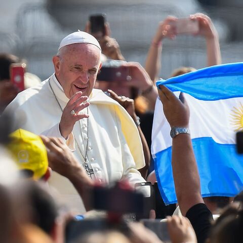 A worshiper waves the flag of Argentina as Pope Francis arrives for the weekly general audience on June 5, 2019 at St. Peter's square in the Vatican. (Photo by Vincenzo PINTO / AFP) (Photo credit should read VINCENZO PINTO/AFP via Getty Images)