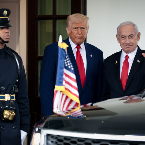 WASHINGTON, DC - APRIL 07: U.S. President Donald Trump greets Israeli Prime Minister Benjamin Netanyahu as he arrives at the White House on April 07, 2025 in Washington, DC. President Trump is meeting with Netanyahu to discuss ongoing efforts to release Israeli hostages from Gaza and newly imposed U.S. tariffs. (Photo by Alex Wong/Getty Images)