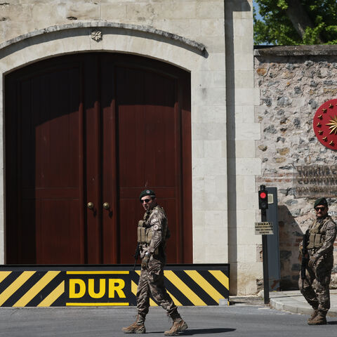 ISTANBUL, TURKEY - MAY 15: Turkish soldiers stand guard ahead of the arrival of Ukrainian, American and Russian delegates for Ukraine-Russia peace talks on May 15, 2025 at the office of Turkish President in Dolmabahce Palace in Istanbul, Turkey. Under pressure from the United States to negotiate with Russia, President Zelensky had challenged Russian President Vladimir Putin to meet him in Turkey today for direct negotiations, although Putin declined the invitation. Instead, delegates from the countries, as 