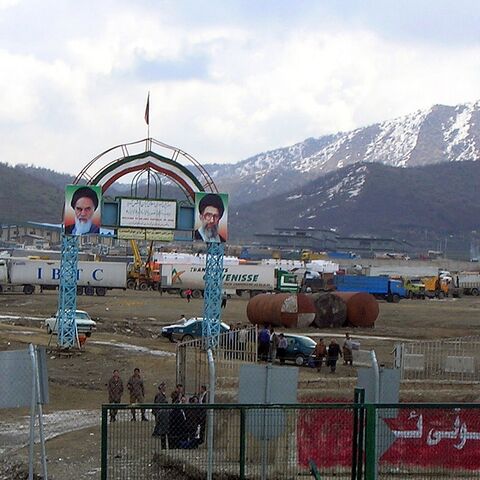 A general view shows the Iranian-Iraqi border crossing point of Bashmakh in the Kurdistan province, March 3, 2007.