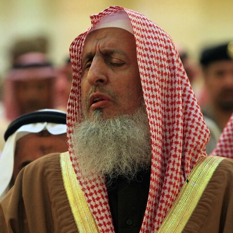 Saudi's Grand Mufti Sheikh Abdulaziz al-Sheikh (C) leads prayer at the funeral on Feb. 6, 2008, in Riyadh, Saudi Arabia.