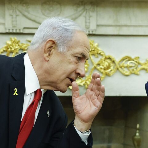 Israeli Prime Minister Benjamin (L) talks to US President Donald Trump during a meeting in the Oval Office of the White House on April 7, 2025, in Washington. 