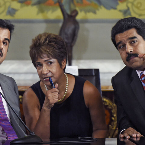 Venezuelan President Nicolas Maduro (R) gestures next to Qatar's Emir Sheikh Tamim bin Hamad al-Thani (L) during a meeting at the Miraflores presidential palace in Caracas on November 25, 2015. AFP PHOTO/JUAN BARRETO / AFP / JUAN BARRETO (Photo credit should read JUAN BARRETO/AFP via Getty Images)