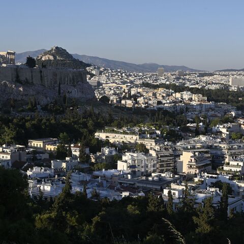 A picture taken on May 5, 2020 shows the Acropolis overlooking the Koukaki district of Athens, during a lockdown aimed at curbing the spread of the COVID-19 pandemic, caused by the novel coronavirus. - At the foot of the Acropolis, the Koukaki district, usually popular with tourists from all over the world, has been a sad place since the pandemic, with its deserted terraces and pedestrian walkways and Airbnb accommodations emptied of their clientele. Directly hit, the dozens of small landlords who had chose