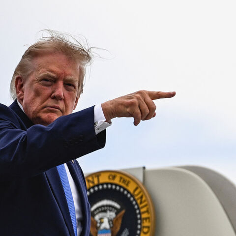 U.S. President Donald Trump points a finger as he boards Air Force One at Morristown Municipal Airport in Morristown, New Jersey, U.S., August 2, 2026. REUTERS/Daniel Heuer