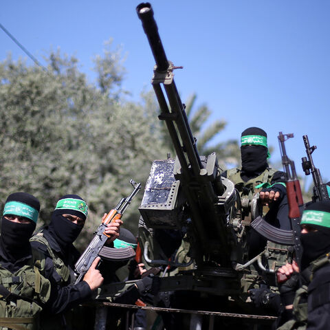 Palestinian Hamas militants attend a military drill in preparation to any upcoming confrontation with Israel, in the southern Gaza Strip March 25, 2018. REUTERS/Ibraheem Abu Mustafa - RC1B884125E0
