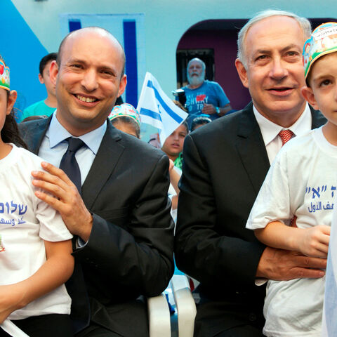 Israeli Prime Minister Benjamin Netanyahu (R) and Education Minister Naftali Bennett with pupils during a visit at the "Tamra HaEmek" elementary school on the first day of the school year, in the Arab Israeli town of Tamra, Israel September 1, 2016. REUTERS/Baz Ratner - S1AETYTKZEAA
