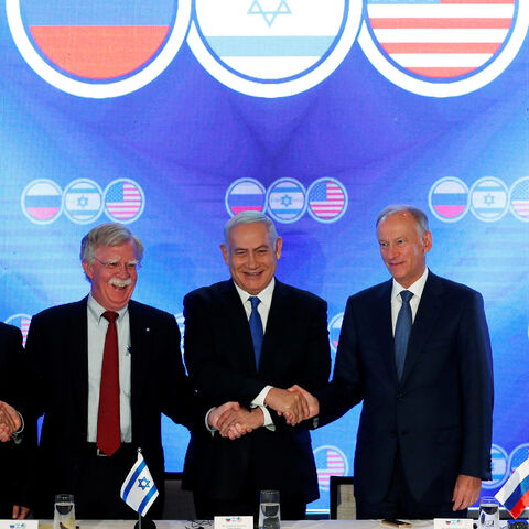 Israeli Prime Minister Benjamin Netanyahu, U.S national security adviser John Bolton, Nikolai Patrushev, secretary of the Russian Security Council, and Israeli national security adviser Meir Ben-Shabbat, shake hands during opening statements of a trilateral meeting between the American, Israeli and Russian top security advisers in Jerusalem June 25, 2019. REUTERS/Ronen Zvulun - RC19617B1520