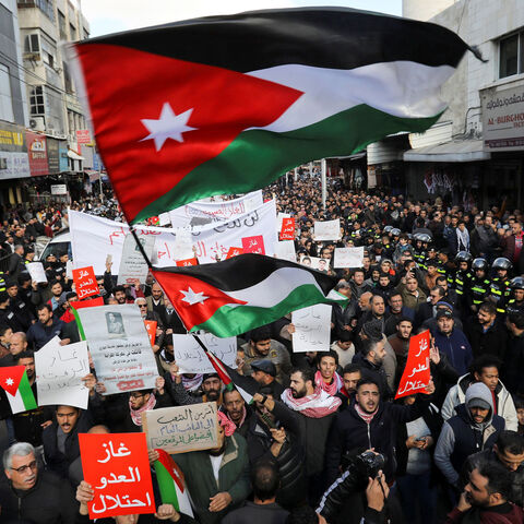 Demonstrators hold Jordanian national flags and chant slogans during a protest against a government's agreement to import natural gas from Israel, in Amman, Jordan, January 3, 2020. REUTERS/Muhammad Hamed - RC2D8E91H7LV