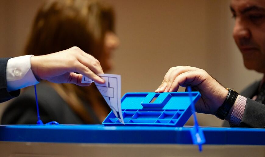 Iraqi MPs casting their ballots to elect a new president during a parliamentary session Thursday