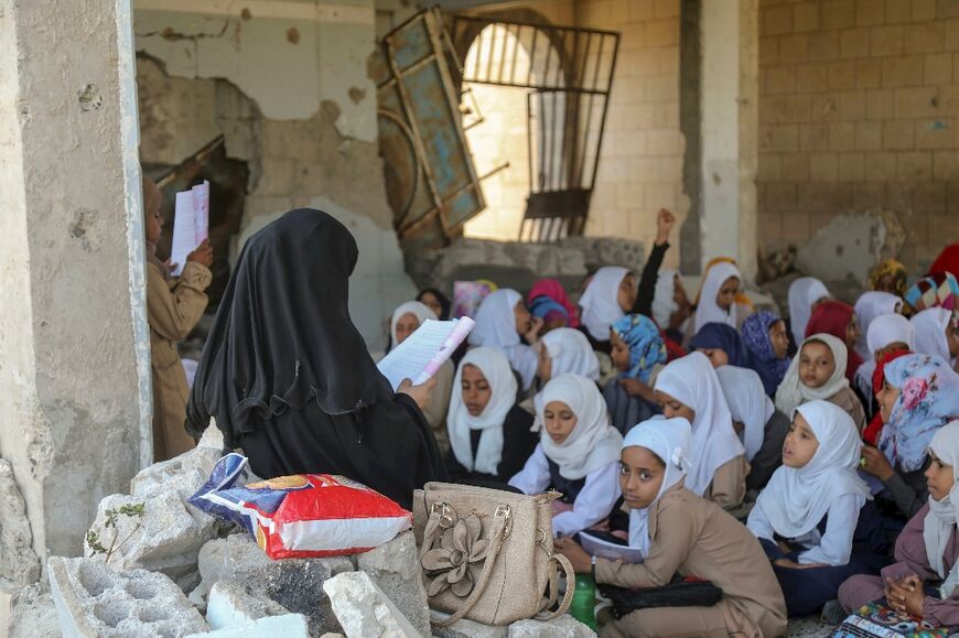 Yemeni pupils attend school in the city of Taez in 2020: the war has left the country in ruins, and hundreds of thousands of people have died