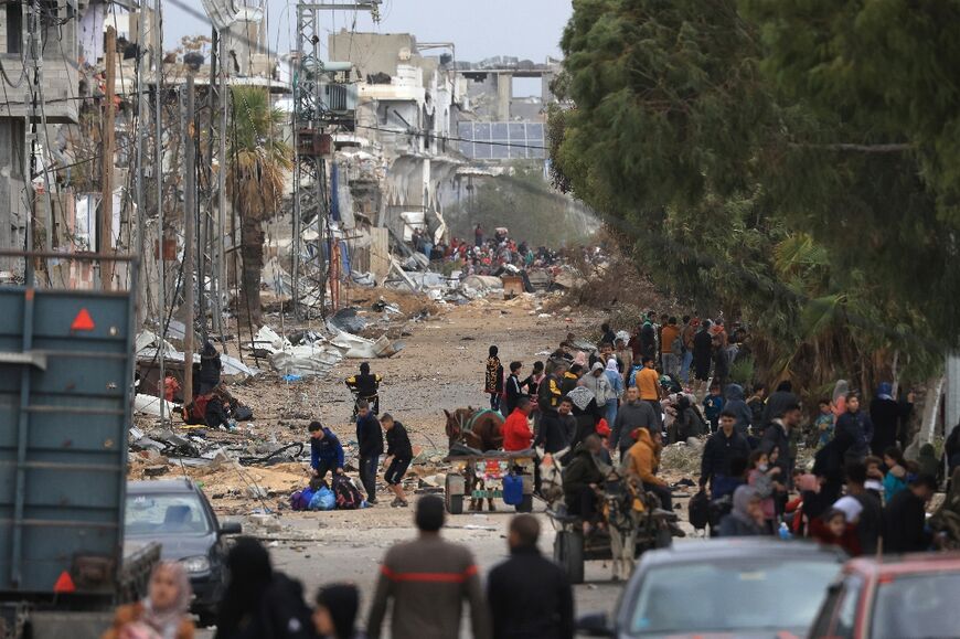 Palestinians fleeing the fighting walk on Salaheddine road in Zeitoun district of the southern Gaza Strip 