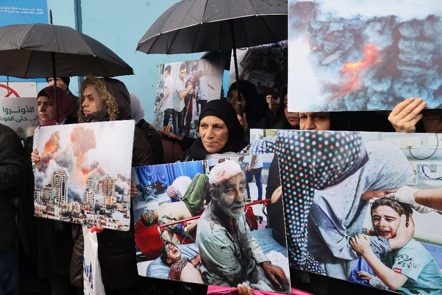 Palestinian refugees gather outside UNRWA's offices in Beirut to protest against the decision taken by a number of donor countries to suspend funding to the organisation