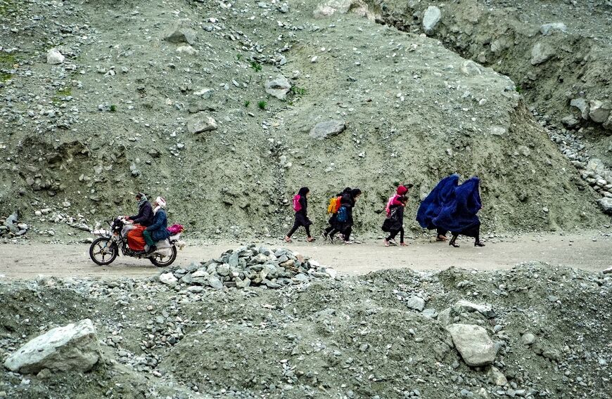 Afghans on the other side of the border from the Tajik market
