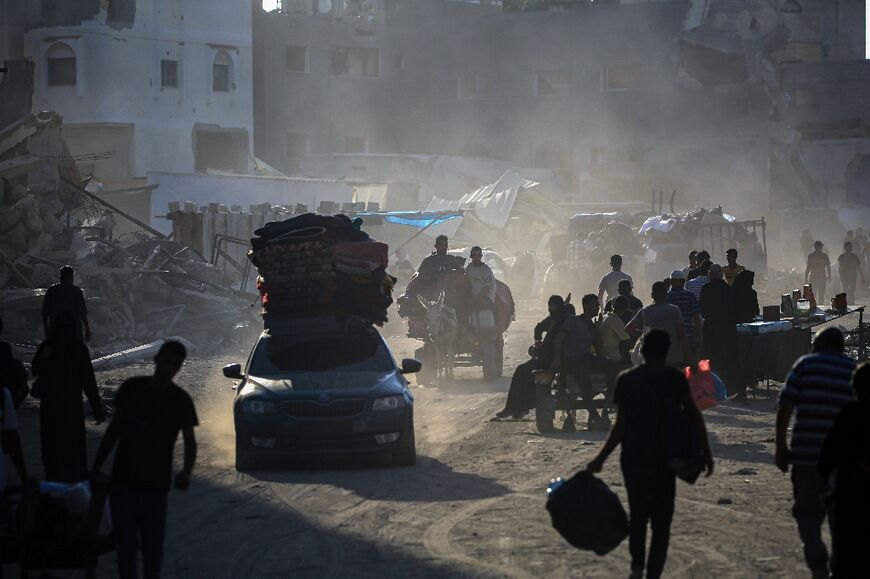 Palestinians make their way to safety in east Khan Yunis