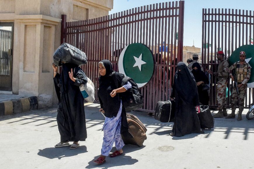 Pakistani pilgrims evacuated from Iran walk across the Pakistan-Iran border at Taftan, in Balochistan province on June 18, 2025