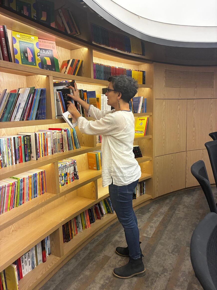 Aysegul Utku Gunaydin among graphic novels (Photo by Nazlan Ertan)