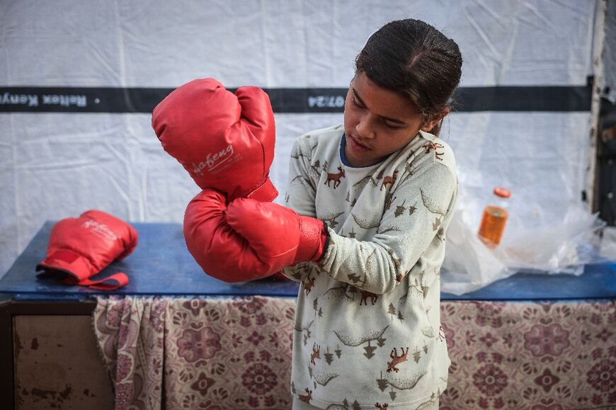 Une jeune Palestinienne se prépare à un entraînement de boxe, à Khan Younès, dans le sud de la bande de Gaza le 9 février 2026
