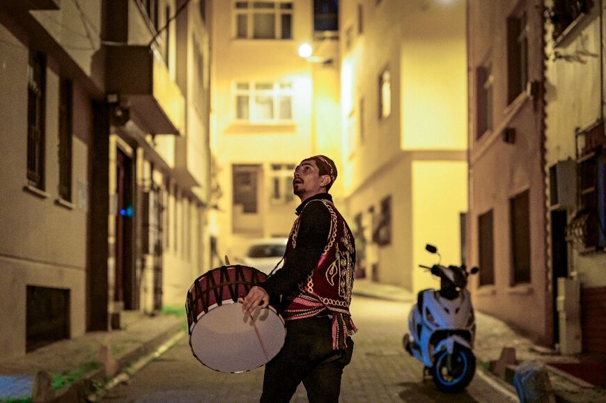 Some of the davulcu recite short rhythmic poems under people's windows to flatter their sleepy audience