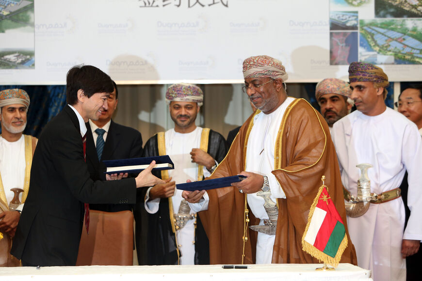 Omani Yahya bin Said bin Abdullah Al-Jabri, Minister of the Special Economic Zone Authority at A'Duqum (C-R) and Chinese Ali Shah, Chairperson of Oman Wanfang L.L.C shake hands after signing an economical agreement on May 23, 2016 in Muscat. Chinese investors signed a deal with Oman's government to establish an industrial city, including an oil refinery, in the port town of Duqm, both sides said in a joint statement. The agreement signed during the ceremony in Muscat would open way for investments worth $10