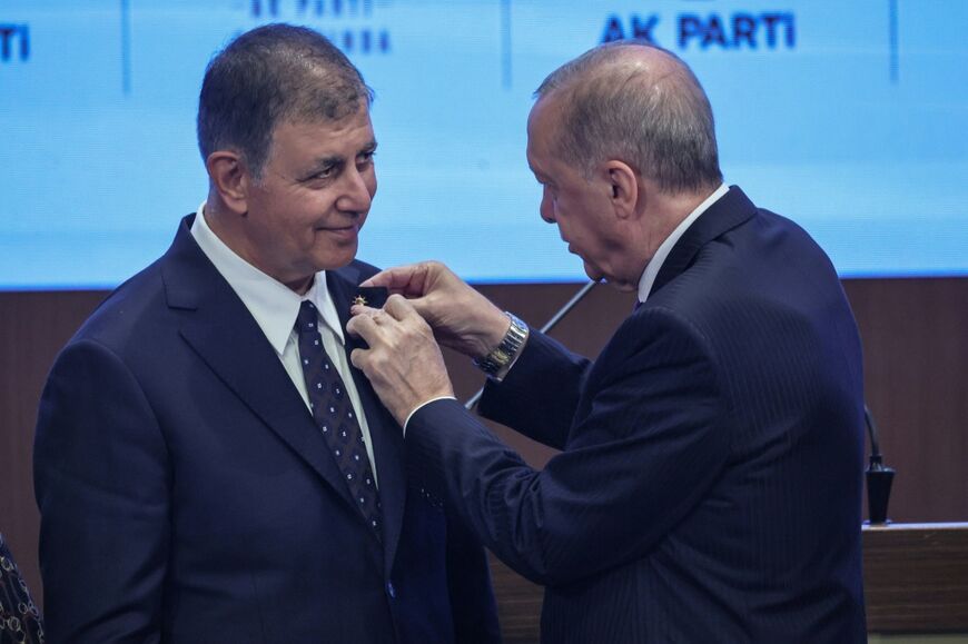 President Recep Tayyip Erdogan personally welcomed Izmir Mayor Cemil Tugay into the party, pinning a badge onto his lapel